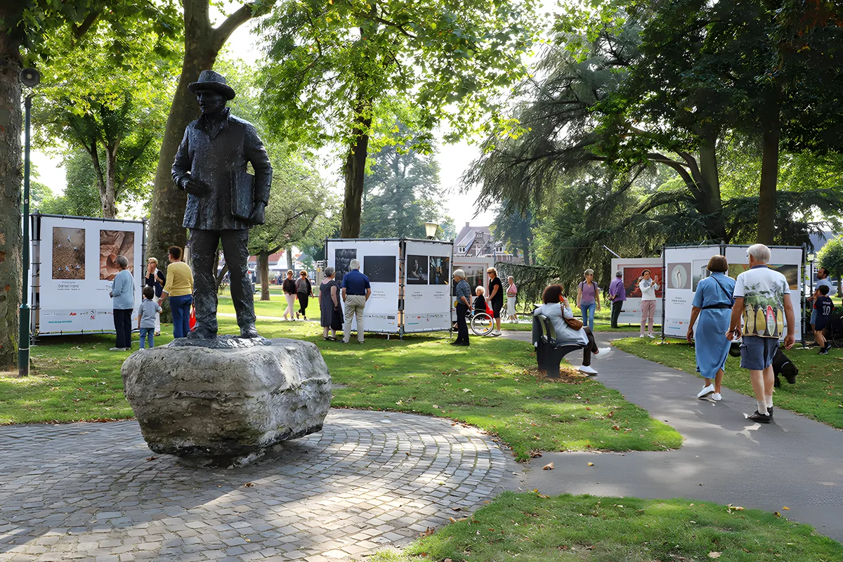 Expositie van de Vincent van Gogh Photo Award in het Park van Nuenen, bij het beeld van Vincent van Gogh
